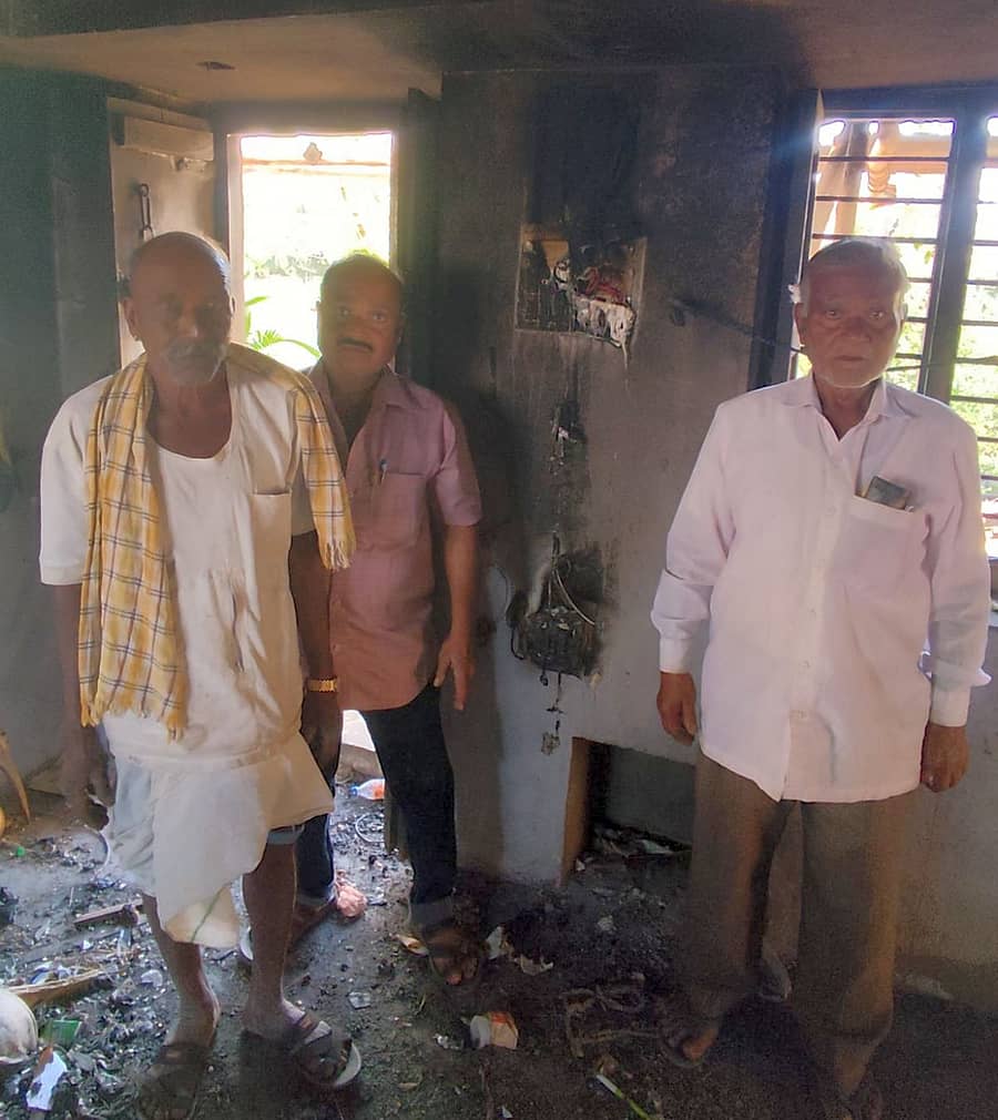 ಗಜೇಂದ್ರಗಡದ ಖುದಾನಸಾಬ ಗೋಡೆಕಾರ ಎಂಬುವವರ ತೋಟದ ಮನೆಯಲ್ಲಿ ಶಾರ್ಟ್‌ ಸರ್ಕಿಟ್‌ನಿಂದ ಮನೆಯಲ್ಲಿದ್ದ ಸಾಮಾನುಗಳು ಬೆಂಕಿ ಆಹುತಿಯಾಗಿದೆ