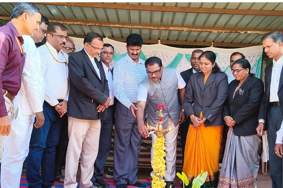 ಚನ್ನಗಿರಿ ತಾಲ್ಲೂಕು ಜಿ.ಕೆ. ಹಳ್ಳಿ ಗ್ರಾಮದ ಸರ್ಕಾರಿ ಪ್ರೌಢಶಾಲೆಯಲ್ಲಿ ಶನಿವಾರ ನಡೆದ ಕಾನೂನು ಅರಿವು-ನೆರವು ಕಾರ್ಯಕ್ರಮವನ್ನು ವಕೀಲರ ಸಂಘದ ಅಧ್ಯಕ್ಷ ಎಚ್. ಮೋಹನ್ ಉದ್ಘಾಟಿಸಿದರು