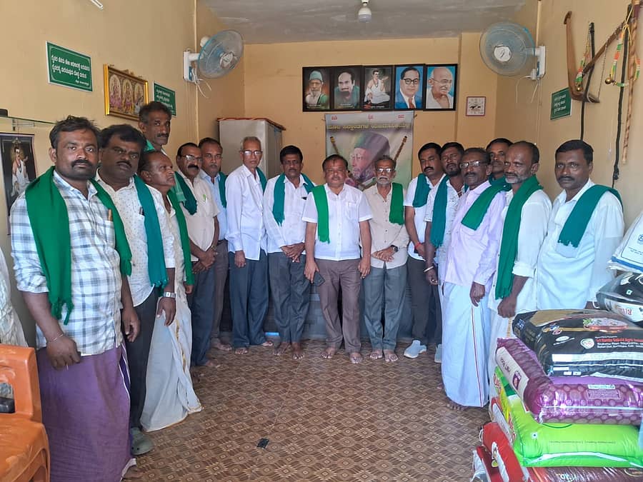ಹೊಸದುರ್ಗದ ರೈತ ಸಂಘದ ಕಚೇರಿಯಲ್ಲಿ ಶನಿವಾರ ರೈತರು ಸಭೆ ನಡೆಸಿದರು
