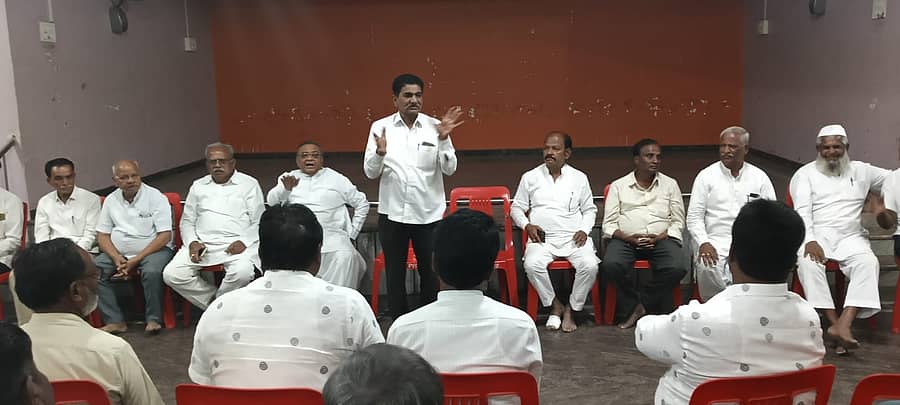 ತಾಳಿಕೋಟೆ ಪಟ್ಟಣದ ವಿಠ್ಠಲ ಮಂದಿರದಲ್ಲಿ ನಡೆದ ಸಭೆಯಲ್ಲಿ ಹೋರಾಟ ಸಮಿತಿಯ ಪ್ರಮುಖ ಕಾಶಿನಾಥ ಮುರಾಳ ಮಾತನಾಡಿದರು 