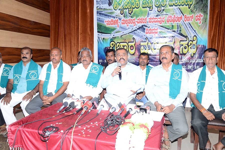 ತುಮಕೂರಿನಲ್ಲಿ ಶನಿವಾರ ರೈತರ ವಿಚಾರ ಮಂಥನ ಸಭೆಯಲ್ಲಿ ಮಾಜಿ ಶಾಸಕ ಡಿ.ಸಿ.ಗೌರಿಶಂಕರ್ ಮಾತನಾಡಿದರು. ಮುಖಂಡರಾದ ಭೈರಸಂದ್ರ ರಮೇಶ್, ಹೊಸಹಳ್ಳಿ ಲಿಂಗರಾಜು, ಪಾಲನೇತ್ರಯ್ಯ ಇತರರು ಉಪಸ್ಥಿತರಿದ್ದರು