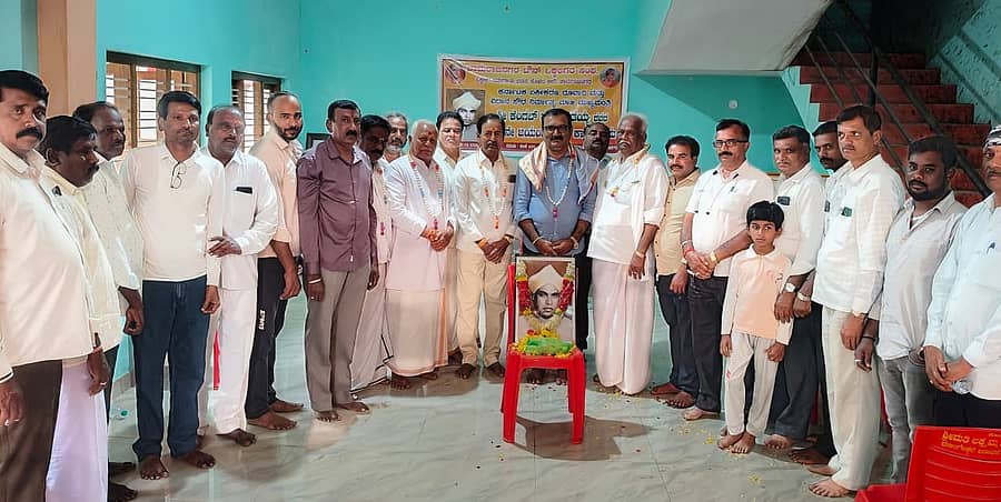 ಚಾಮರಾಜನಗರದ ಕೊಳದ ಬೀದಿಯ ಒಕ್ಕಲಿಗ ಸಮುದಾಯ ಭವನದಲ್ಲಿ ಚಾಮರಾಜನಗರ ಟೌನ್ ಒಕ್ಕಲಿಗ ಸಂಘದ ವತಿಯಿಂದ ಮಾಜಿ ಮುಖ್ಯಮಂತ್ರಿ ಕೆಂಗಲ್ ಹನುಮಂತಯ್ಯ ಅವರ ಜಯಂತಿ ಕಾರ್ಯಕ್ರಮ ನಡೆಯಿತು