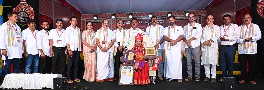 ಸುರಭಿ ಬೈಂದೂರು ಸಾಂಸ್ಕೃತಿಕ ಸಾಹಿತ್ಯ, ಸೇವಾ ಪ್ರತಿಷ್ಠಾನದಿಂದ ಬಿಂದುಶ್ರೀ ಪ್ರಶಸ್ತಿಯನ್ನುನಟಿ ಉಮಾಶ್ರೀ ಅವರಿಗೆ ಪ್ರದಾನ ಮಾಡಲಾಯಿತು