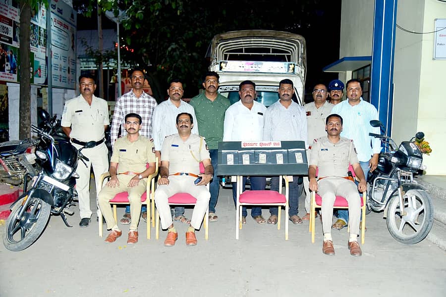 ಹೊಸದುರ್ಗ ಪೊಲೀಸರು ಜಾನುವಾರು ಕಳ್ಳತನ ಮಾಡುತ್ತಿದ್ದ ಆರೋಪಿಗಳನ್ನು ಬಂದಿಸಿ, ಅವರಿಂದ ಒಟ್ಟು ₹ 8.50 ಲಕ್ಷ ಮೌಲ್ಯದ ನಗದು ಹಾಗೂ ವಾಹನಗಳನ್ನು ವಶಕ್ಕೆ ಪಡೆದಿದ್ದಾರೆ