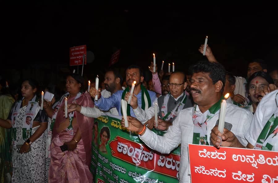 ರಾಜ್ಯ ಸರ್ಕಾರ‌ದ ವಿರುದ್ಧ ಜೆಡಿಎಸ್‌ ಕಾರ್ಯಕರ್ತರು ಪ್ರತಿಭಟನೆ ನಡೆಸಿದರು  