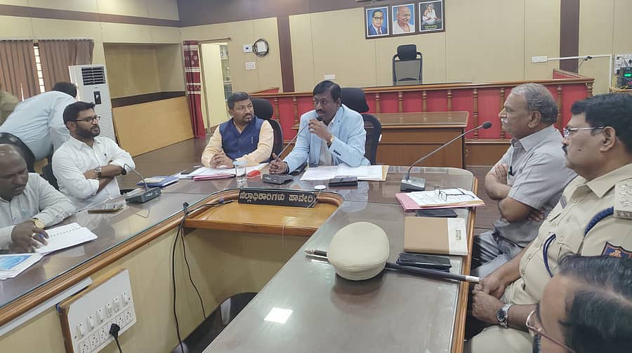 ಹಾವೇರಿ ಜಿಲ್ಲಾಧಿಕಾರಿ ಕಚೇರಿ ಸಭಾಂಗಣದಲ್ಲಿ ಶನಿವಾರ ಹಮ್ಮಿಕೊಂಡಿದ್ದ ‘ದ್ವಿತೀಯ ಪಿಯುಸಿ ವಾರ್ಷಿಕ ಪರೀಕ್ಷೆ ಪೂರ್ವಭಾವಿ ಸಭೆ’ಯಲ್ಲಿ ಜಿಲ್ಲಾಧಿಕಾರಿ ವಿಜಯ ಮಹಾಂತೇಶ ದಾನಮ್ಮನವರ ಮಾತನಾಡಿದರು