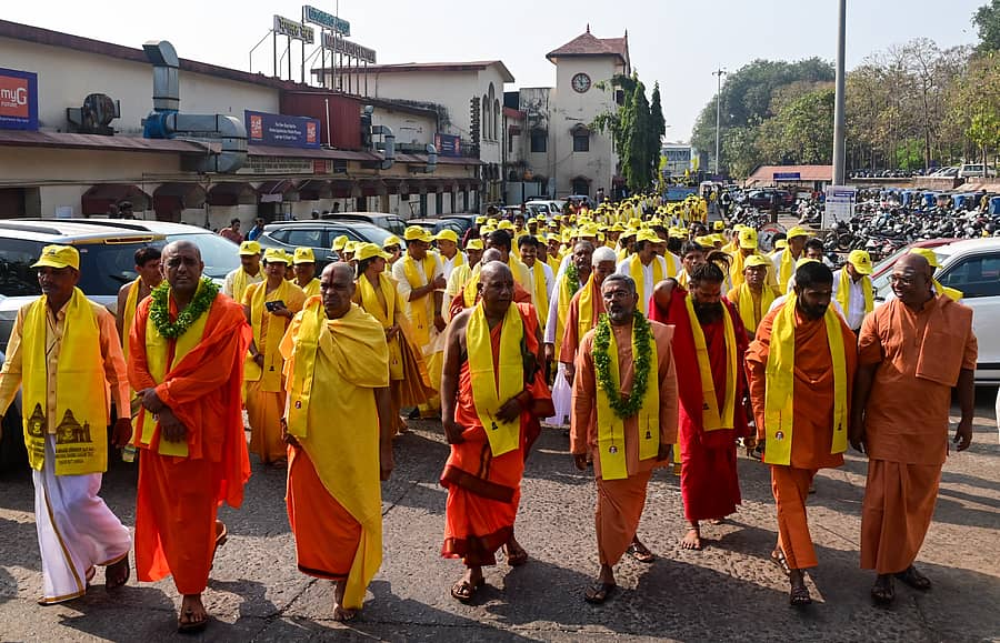 ‘ಕುದ್ರೋಳಿ ತೀರ್ಥಾಟನೆ’ ಮಂಗಳೂರಿನ ಸೆಂಟ್ರಲ್ ರೈಲು ನಿಲ್ದಾಣದಿಂದ ಕುದ್ರೋಳಿ ಕ್ರೇತ್ರದ ವರೆಗೆ ಸಾಗಿತು: ಪ್ರಜಾವಾಣಿ ಚಿತ್ರ