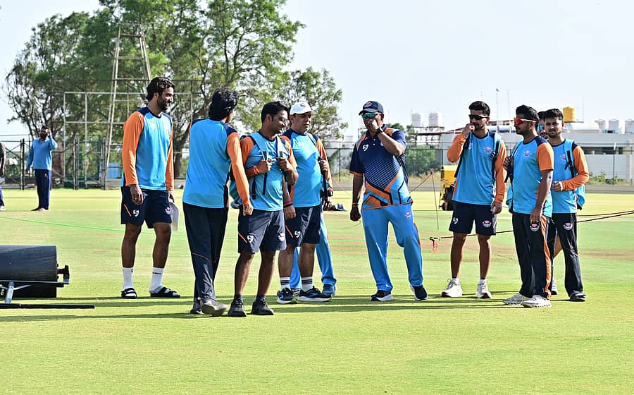 <div class="paragraphs"><p>ಹುಬ್ಬಳ್ಳಿಯ ರಾಜನಗರದ ಕೆಎಸ್‌ಸಿಎ ಕ್ರೀಡಾಂಗಣದಲ್ಲಿ ಶನಿವಾರ ಅಭ್ಯಾಸ ನಡೆಸಿದ ಜಮ್ಮು ಮತ್ತು ಕಾಶ್ಮೀರ ತಂಡದ ಆಟಗಾರರು, ಪಿಚ್‌ ವೀಕ್ಷಿಸಿದರು </p></div>