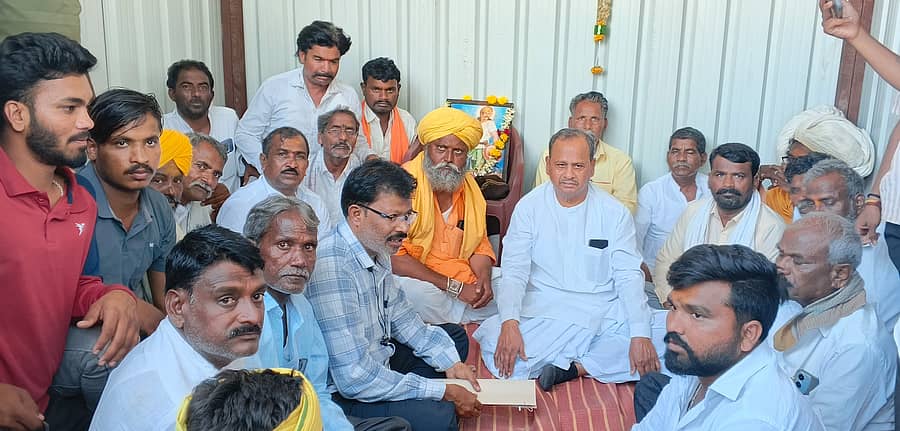 ಕೆಂಭಾವಿ ಪಟ್ಟಣದಲ್ಲಿ ಹಾಲುಮತ ಸಮಾಜದವರು ನಡೆಸುತ್ತಿರುವ ಧರಣಿ ಸತ್ಯಾಗ್ರಹಕ್ಕೆ ಶನಿವಾರ ಮದ್ಯಪಾನ ಸಂಯಮ ಮಂಡಳಿ ಅಧ್ಯಕ್ಷ ಶರಣಪ್ಪ ಸಲಾದಪೂರ ಭೇಟಿ ನೀಡಿ ಧರಣಿ ನಿರತರ ಮತ್ತು ಅಧಿಕಾರಿಗಳ ಜೊತೆ ಚರ್ಚಿಸಿದರು 