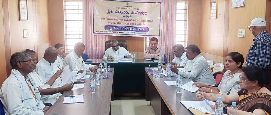 ಹಾವೇರಿ ಜಿಲ್ಲಾ ಪಂಚಾಯಿತಿ ಸಭಾಂಗಣದಲ್ಲಿ ಗ್ಯಾರಂಟಿ ಯೋಜನೆಗಳ ಅನುಷ್ಠಾನ ಪ್ರಾಧಿಕಾರದ ಜಿಲ್ಲಾ ಮಟ್ಟದ ಪ್ರಗತಿ ಪರಿಶೀಲನಾ ಸಭೆ ಶನಿವಾರ ನಡೆಯಿತು