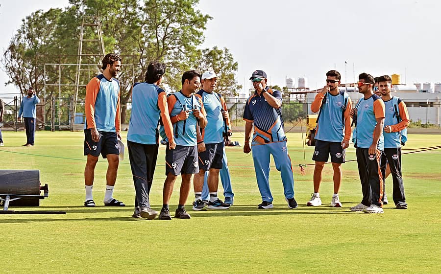 ರಣಜಿ ಟ್ರೋಫಿ ಕ್ರಿಕೆಟ್ ಟೂರ್ನಿಯ ಫೈನಲ್‌ ಪಂದ್ಯದಲ್ಲಿ ಆಡಲಿರುವ ಜಮ್ಮು–ಕಾಶ್ಮೀರ ತಂಡದ ಆಟಗಾರರು ಹುಬ್ಬಳ್ಳಿಯ ರಾಜನಗರದ ಕೆಎಸ್‌ಸಿಎ ಕ್ರೀಡಾಂಗಣದಲ್ಲಿ ಶನಿವಾರ ಅಭ್ಯಾಸ ಮಾಡಿದರು. ಇದೇ 24ರಿಂದ ನಡೆಯಲಿರುವ ಪಂದ್ಯದಲ್ಲಿ ಕರ್ನಾಟಕ ತಂಡವನ್ನು ಎದುರಿಸಲಿದೆ.  ಪ್ರಜಾವಾಣಿ ಚಿತ್ರ