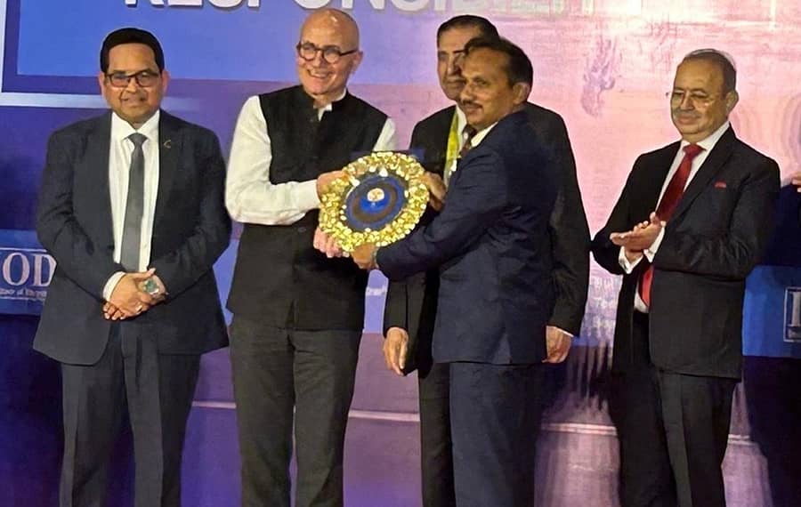 ಇನ್‌ಸ್ಟಿಟ್ಯೂಟ್ ಆಫ್ ಡೈರೆಕ್ಟರ್ಸ್ ನೀಡುವ ಪ್ರತಿಷ್ಠಿತ ‘ಗೋಲ್ಡನ್ ಪೀಕಾಕ್ ಪ್ರಶಸ್ತಿ–2025’ ಅನ್ನು ಯಾರ್ಕ್ ವಿಶ್ವವಿದ್ಯಾಲಯದ ಉಪ ಕುಲಪತಿ ಪ್ರೊ. ಚಾರ್ಲಿ ಜೆಫ್ರಿ ಅವರು, ಟಿಕೆಎಂ ಕಾರ್ಪೊರೇಟ್ ವ್ಯವಹಾರಗಳ ಮುಖ್ಯಸ್ಥ ಹಾಗೂ ಕಾರ್ಯನಿರ್ವಾಹಕ ಉಪಾಧ್ಯಕ್ಷ ವಿಕ್ರಮ್ ಗುಲಾಟಿ ಅವರಿಗೆ ಪ್ರಶಸ್ತಿ ಪ್ರದಾನ ಮಾಡಿದರು