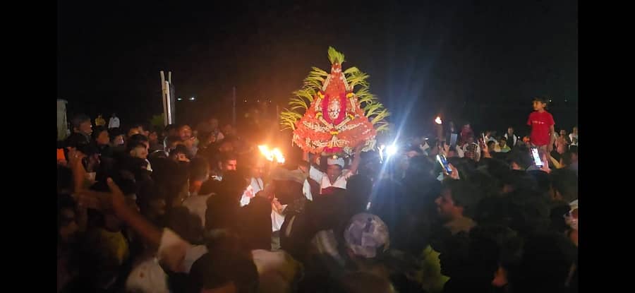 ಹುಣಸೂರು ತಾಲ್ಲೂಕಿನ ಹೊಸರಾಮೇನಹಳ್ಳಿಯಲ್ಲಿ ಶುಕ್ರವಾರ ರಾತ್ರಿ ದಂಡಮ್ಮದೇವಿ ಜಾತ್ರಾ ಉತ್ಸವದಲ್ಲಿ ಭಕ್ತರು ಮೆರವಣಿಗೆಯಲ್ಲಿ ತೆರಳಿದರು