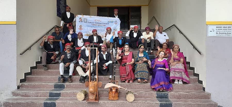 ಕೊಡವ ಭಾಷೆಯನ್ನು ಸಂವಿಧಾನದ 8ನೇ ಪರಿಚ್ಛೇದಕ್ಕೆ ಸೇರಿಸಬೇಕು ಎಂದು ಒತ್ತಾಯಿಸಿ ಕೊಡವ ನ್ಯಾಷನಲ್ ಕೌನ್ಸಿಲ್ ಸಂಘಟನೆಯ ಮುಖಂಡರು ಶನಿವಾರ ಮಡಿಕೇರಿಯಲ್ಲಿರುವ ಕೊಡಗು ಜಿಲ್ಲಾಧಿಕಾರಿ ಮುಂಭಾಗ ಸಾಂಪ್ರದಾಯಿಕ ಪರಿಕರಗಳನ್ನಿರಿಸಿಕೊಂಡು ಪ್ರತಿಭಟನೆ ನಡೆಸಿದರು