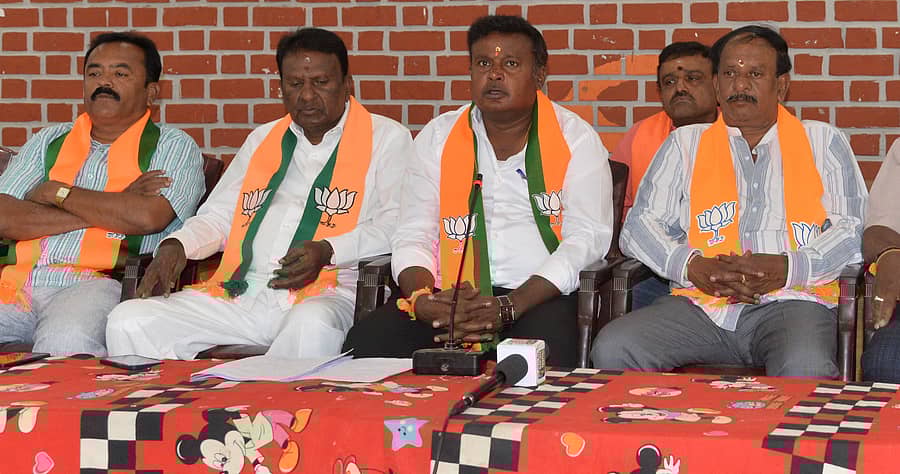 ಕೋಲಾರದಲ್ಲಿ ಶನಿವಾರ ಪತ್ರಿಕಾಗೋಷ್ಠಿಯಲ್ಲಿ ಬಿಜೆಪಿ ಜಿಲ್ಲಾ ಅಧ್ಯಕ್ಷ ಓಂಶಕ್ತಿ ಚಲಪತಿ ಹಾಗೂ ಮುಖಂಡರು ಮಾತನಾಡಿದರು