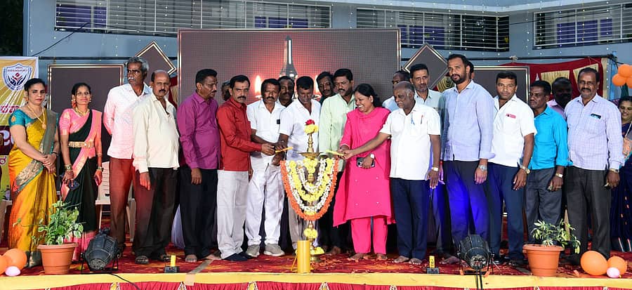 ಚನ್ನಪಟ್ಟಣ ತಾಲ್ಲೂಕಿನ ಕೋಡಂಬಹಳ್ಳಿ ಗ್ರಾಮದ ಸರ್ಕಾರಿ ಮಾದರಿ ಹಿರಿಯ ಪ್ರಾಥಮಿಕ ಶಾಲೆಯಲ್ಲಿ ನಡೆದ ಶಾಲಾ ವೈಭವ ಕಾರ್ಯಕ್ರಮವನ್ನು ಗ್ರಾ.ಪಂ. ಪಿಡಿಒ ಭಾಗ್ಯಲಕ್ಷ್ಮಮ್ಮ ಉದ್ಘಾಟಿಸಿದರು