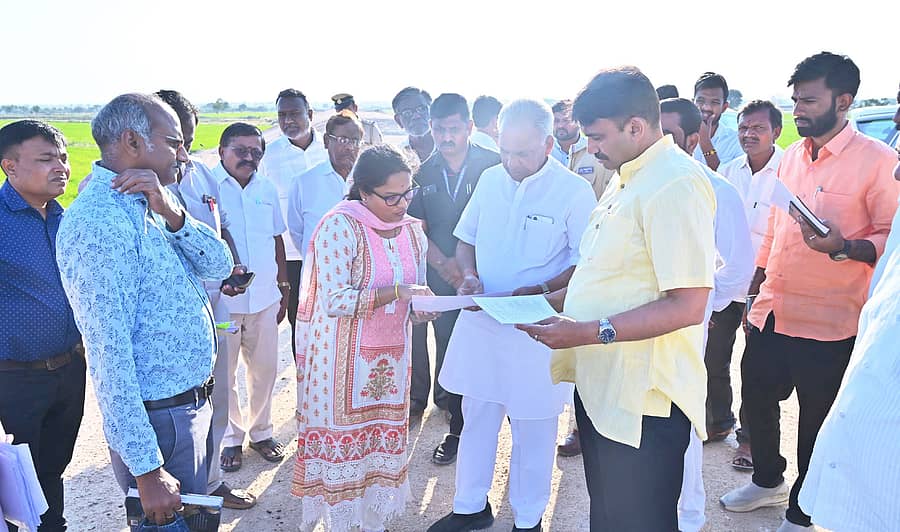 ಸಿಂಧನೂರು–ರಾಯಚೂರು ರೈಲು ಮಾರ್ಗ ಕಾಮಗಾರಿಯನ್ನು ಸಚಿವ ಎನ್.ಎಸ್.ಬೋಸರಾಜು, ಸಂಸದ ಜಿ.ಕುಮಾರ ನಾಯಕ ಪರಿಶೀಲನೆ ನಡೆಸಿದರು