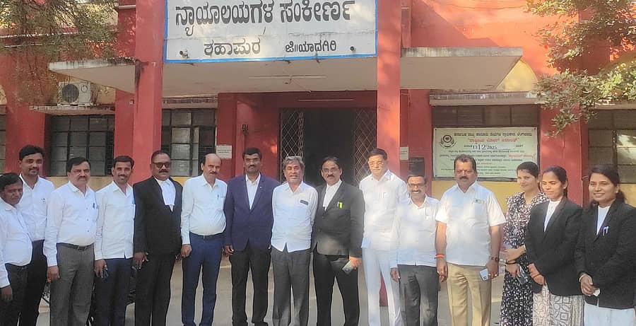 21ಎಸ್ಎಚ್ಪಿ 1: ಶಹಾಪುರ ವಕೀಲರ ಸಂಘಕ್ಕೆ ಪರಿಷತ್ ಗೆ ಸ್ಪರ್ಧಿಸಿದ ಸದಸ್ಯರು ಒಬ್ಬರು ಆಗಮಿಸಿ ಮತಯಾಚನೆ ನಡೆಸಿದರು