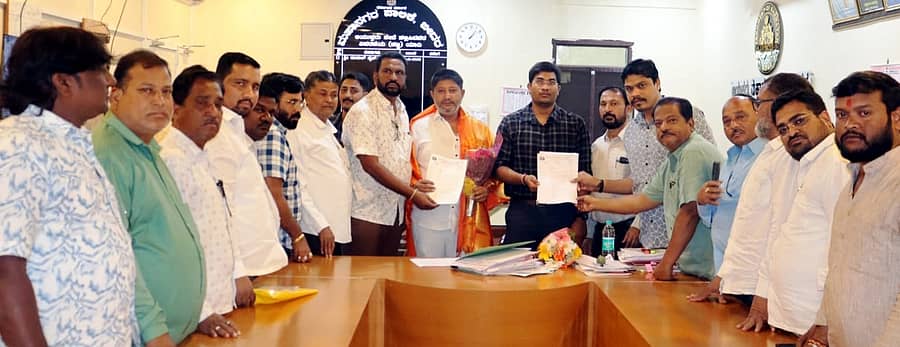 ಮಹಾನಗರ ಪಾಲಿಕೆಯ ವಿವಿಧ ವಾರ್ಡ್‍ಗಳಲ್ಲಿ ಗುತ್ತಿಗೆದಾರರು ಕೈಗೆತ್ತಿಕೊಂಡು ಪೂರ್ಣಗೊಳಿಸಿರುವ ಕಾಮಗಾರಿಗಳ ಬಾಕಿ ಬಿಲ್‌ ತಕ್ಷಣ ಪಾವತಿಸುವಂತೆ ಗುತ್ತಿಗೆದಾರರ ಸಂಘದ ಪದಾಧಿಕಾರಿಗಳು ಶನಿವಾರ ಬೀದರ್ ನಗರದ ಮಹಾನಗರ ಪಾಲಿಕೆ ಆಯುಕ್ತರಿಗೆ ಮನವಿ ಸಲ್ಲಿಸಿದರು