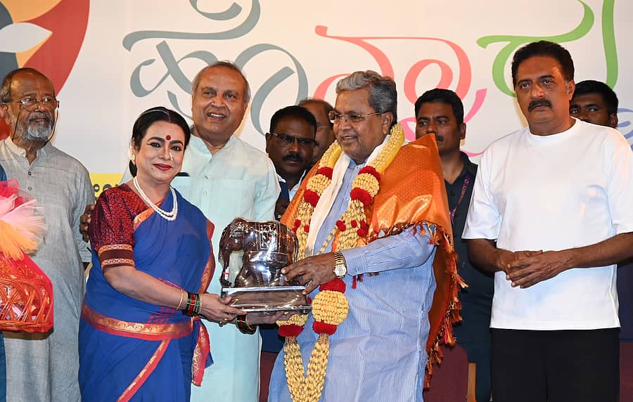 ಹೊನ್ನಾರು ರಂಗೋತ್ಸವ ಉದ್ಘಾಟನಾ ಸಮಾರಂಭದಲ್ಲಿ ಸಿದ್ದರಾಮಯ್ಯ ಅವರನ್ನು ಗೌರವಿಸಲಾಯಿತು. ಶ್ರೀನಿವಾಸ ಜಿ ಕಪ್ಪಣ್ಣ ಉಮಾಶ್ರೀ, ‘ಮುಖ್ಯಮಂತ್ರಿ’ ಚಂದ್ರು, ಪ್ರಕಾಶ್ ರಾಜ್ ಉಪಸ್ಥಿತರಿದ್ದರು.
ಪ್ರಜಾವಾಣಿ ಚಿತ್ರ