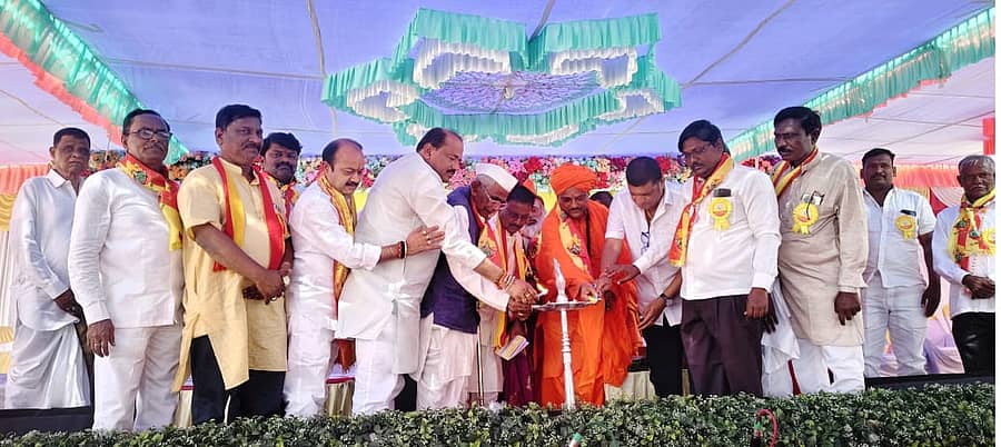 ಯಡ್ರಾಮಿ ಪಟ್ಟಣದ ಪಬ್ಲಿಕ್ ಶಾಲೆ ಆವರಣದಲ್ಲಿ ಶನಿವಾರ ತಾಲ್ಲೂಕು ಮೂರನೇ ಕನ್ನಡ ಸಾಹಿತ್ಯ ಸಮ್ಮೇಳನಕ್ಕೆ ಗಣ್ಯರು, ಮಠಾಧೀಶರು ಚಾಲನೆ ನೀಡಿದರು