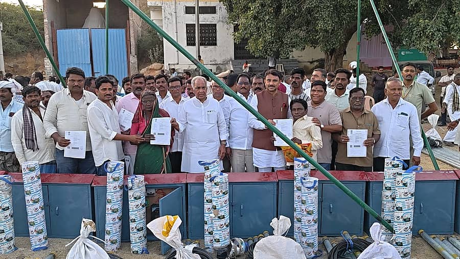 ರಾಯಚೂರಲ್ಲಿ 14 ಹಳ್ಳಿಗಳ ರೈತರಿಗೆ ಸಣ್ಣ ನೀರಾವರಿ ಸಚಿವ ಎನ್.ಎಸ್. ಬೋಸರಾಜು ಹಾಗೂ ಸಂಸದ ಜಿ. ಕುಮಾರ ನಾಯಕ ಮೋಟಾರ್ ಪಂಪ್‌ಸೆಟ್‌ ವಿತರಿಸಿದರು