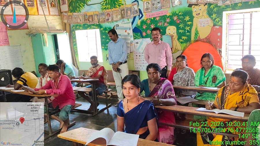 ಹಾವೇರಿ ಜಿಲ್ಲಾ ವಯಸ್ಕರ ಶಿಕ್ಷಣ ಇಲಾಖೆ ವತಿಯಿಂದ ಭಾನುವಾರ ಜರುಗಿದ ಪರೀಕ್ಷೆಗೆ ಹಾಜರಾಗಿದ್ದ ಅನಕ್ಷರಸ್ಥರು