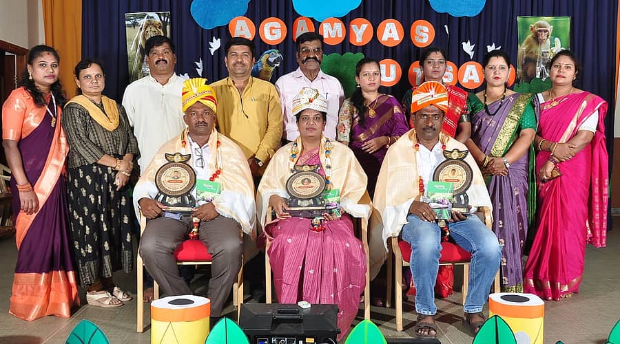 ಮಂಡ್ಯ ನಗರದ ಗಾಂಧಿ ಭವನದಲ್ಲಿ ಭಾನುವಾರ ನಡೆದ ‘ಅಗಮ್ಯ ಉತ್ಸವ’ ಕಾರ್ಯಕ್ರಮದಲ್ಲಿ ಪತ್ರಕರ್ತ ಬಿ.ಜೆ. ಸೋಮಶೇಖರ್, ಅಕ್ಕಮಹಾದೇವಿ ಮಹಿಳಾ ವಿಶ್ವವಿದ್ಯಾನಿಲಯದ ಸಹಾಯಕ ಪ್ರಾಧ್ಯಾಪಕಿ ಎಲ್.ರಮ್ಯಾ, ನೆಲದನಿ ಬಳಗದ ಅಧ್ಯಕ್ಷ ಮಂಗಲ ಪಿ.ಲಂಕೇಶ್ ಅವರಿಗೆ ‘ಅಗಮ್ಯ ರತ್ನ’ ಪ್ರಶಸ್ತಿ ನೀಡಿ ಗೌರವಿಸಲಾಯಿತು