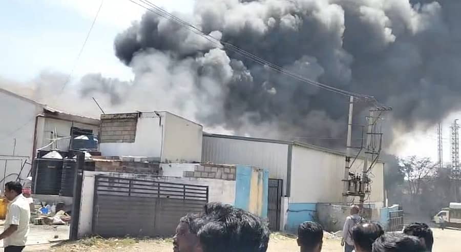 ಮಾಕಳಿಯಲ್ಲಿ ಗೋದಾಮುಗಳಲ್ಲಿ ಸಂಭವಿಸಿದ ಅಗ್ನಿ ಅವಘಡದಿಂದ ದಟ್ಟ ಹೊಗೆ ಆವರಿಸಿತ್ತು