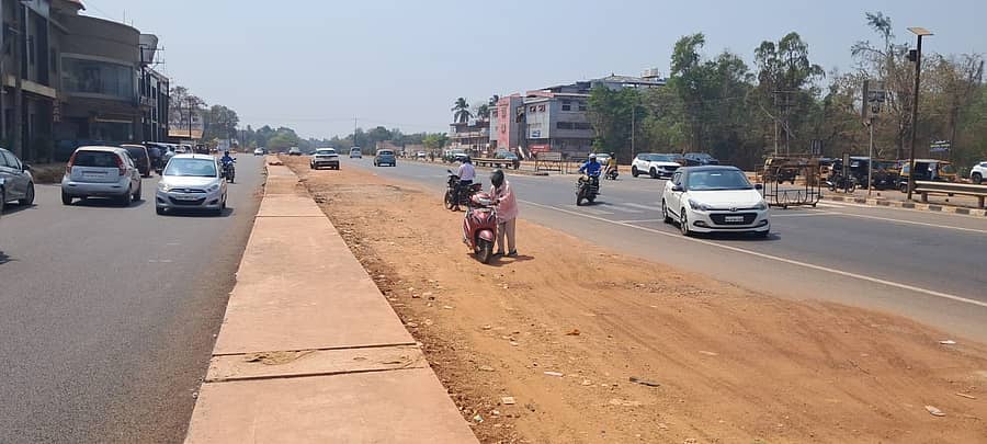 ಬ್ರಹ್ಮಾವರದಲ್ಲಿ ಸರ್ವಿಸ್ ರಸ್ತೆಯಲ್ಲೇ ವಾಹನಗಳನ್ನು ನಿಲ್ಲಿಸಿರುವುದು