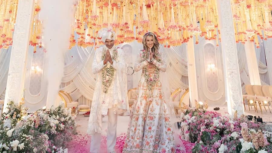 <div class="paragraphs"><p>ಸೋಫಿ ಜತೆ ಅದ್ಧೂರಿಯಾಗಿ ಮದುವೆಯಾದ ಮಾಜಿ ಕ್ರಿಕೆಟಿಗ ಶಿಖರ್ ಧವನ್</p></div>