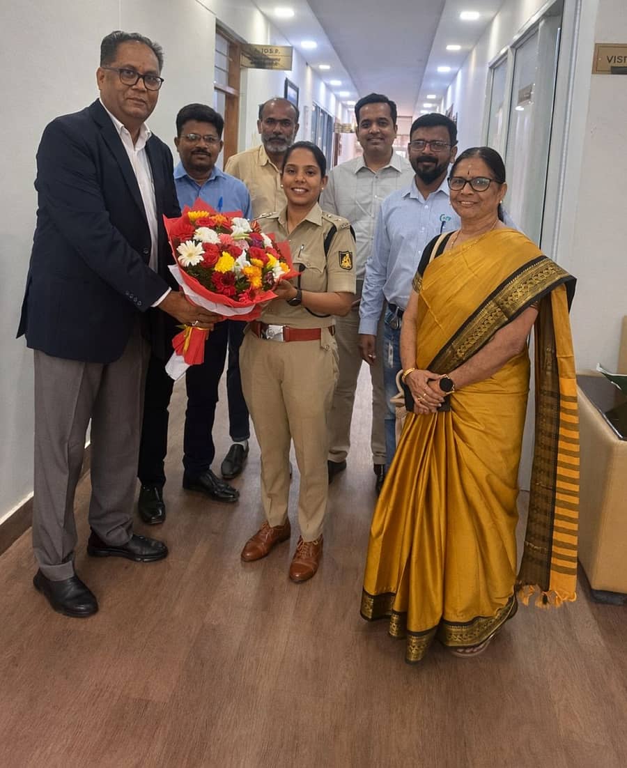 ಕೋಲಾರದಲ್ಲಿ ಮಾಲೂರು ಕೆಐಎಡಿಬಿ ಪ್ರದೇಶ ಕೈಗಾರಿಕಾ ಸಂಘದ ಅಧ್ಯಕ್ಷ ಶ್ರೀಪ್ರಕಾಶ ನೇತೃತ್ವದಲ್ಲಿ ಪದಾಧಿಕಾರಿಗಳು ಜಿಲ್ಲಾ ಪೊಲೀಸ್ ವರಿಷ್ಠಾಧಿಕಾರಿ ಕನ್ನಿಕಾ ಸಿಕ್ರಿವಾಲ್ ಅವರನ್ನು ಭೇಟಿಯಾದರು