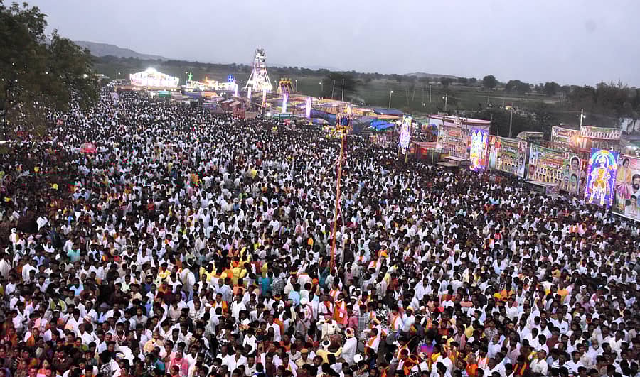 ಯಾದಗಿರಿ ತಾಲ್ಲೂಕಿನ ಅಬ್ಬೆ ತುಮಕೂರಿನ ವಿಶ್ವಾರಾಧ್ಯರ ಜಾತ್ರೆಯ ಅಂಗವಾಗಿ ಭಾನುವಾರ ಸಂಜೆ ರಥೋತ್ಸವಕ್ಕೆ ಸೇರಿದ ಭಕ್ತಸಮೂಹ ಪ್ರಜಾವಾಣಿ ಚಿತ್ರಗಳು: ರಾಜಕುಮಾರ ನಳ್ಳಿಕರ