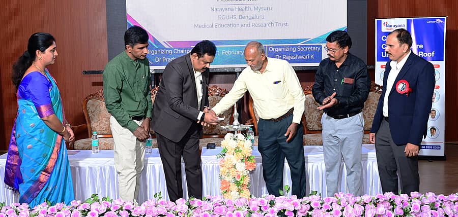 ಚಾಮರಾಜನಗರದ ಸಿಮ್ಸ್ ಮೆಡಿಕಲ್ ಕಾಲೇಜಿನಲ್ಲಿ ಹಮ್ಮಿಕೊಂಡಿದ್ದ ಸರ್ವೈಕಲ್ ಕ್ಯಾನ್ಸರ್ ತಡೆ ಕುರಿತು ಕಾರ್ಯಾಗಾರವನ್ನು ಹಿರಿಯ ಪ್ರಸೂತಿ ತಜ್ಞ ಡಾ.ಸೋಮೇಗೌಡ ಉದ್ಘಾಟಿಸಿದರು