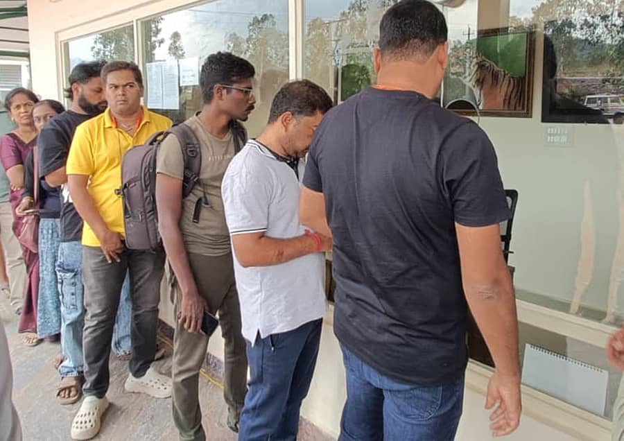 ಗುಂಡ್ಲುಪೇಟೆ ತಾಲ್ಲೂಕಿನ ಬಂಡೀಪುರ ಹುಲಿ ಸಂರಕ್ಷಿತ ಪ್ರದೇಶದಲ್ಲಿ ಭಾನುವಾರ ಸಫಾರಿ ಮರು ಆರಂಭವಾಗಿದ್ದು ಮೇಲುಕಾಮನಹಳ್ಳಿ ಸಫಾರಿ ಕೇಂದ್ರದ ಕೌಂಟರ್ನಲ್ಲಿ ಟಿಕೆಟ್ ಖರೀದಿಸುತ್ತಿರುವ ಪ್ರವಾಸಿಗರು