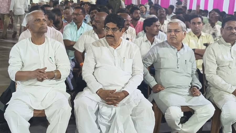 ಬಾಗಲಕೋಟೆಯ ಶಿವಾನುಭವ ಮಂಟಪದಲ್ಲಿ ಭಾನುವಾರ ನಡೆದ ಹಿಂದೂ ಮುಖಂಡರ ಸಭೆಯಲ್ಲಿ ಮಾಜಿ ಶಾಸಕ ವೀರಣ್ಣ ಚರಂತಿಮಠ, ಸಂಸದರಾದ ಪಿ.ಸಿ. ಗದ್ದಿಗೌಡರ, ಗೋವಿಂದ ಕಾರಜೋಳ ಪಾಲ್ಗೊಂಡಿದ್ದರು