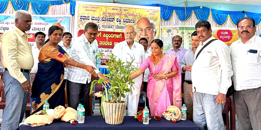 ಮೊಳಕಾಲ್ಮುರು ತಾಲ್ಲೂಕಿನ ರಾಂಪುರದಲ್ಲಿ ಭಾನುವಾರ ಹಮ್ಮಿಕೊಂಡಿದ್ದ ತಾಲ್ಲೂಕು ಮಟ್ಟದ ತರಬೇತಿ ಕಾರ್ಯಾಗಾರವನ್ನು ಶಾಸಕ ಎನ್.ವೈ. ಗೋಪಾಲಕೃಷ್ಣ ಉದ್ಘಾಟಿಸಿದರು