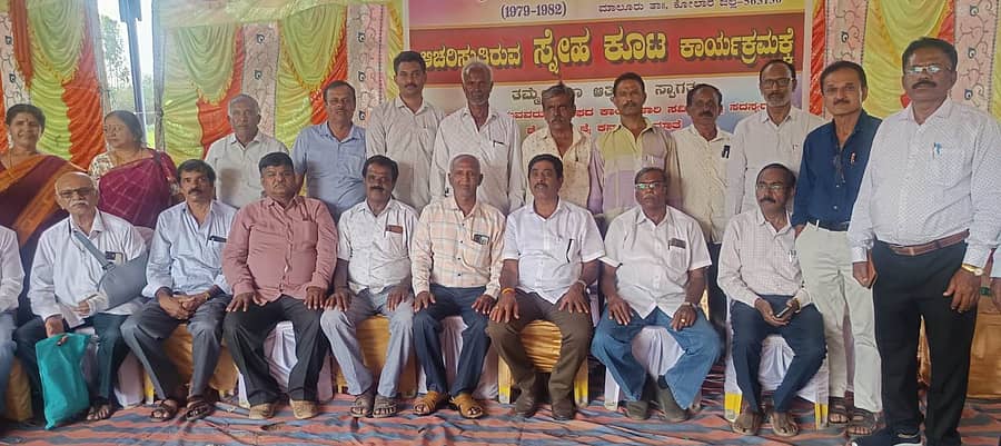 ಮಾಲೂರು ತಾಲ್ಲೂಕಿನ ಶಿವಾರ ಪಟ್ಟಣ ಸರ್ಕಾರಿ ಪ್ರೌಢಶಾಲೆ 1979-1982ನೇ ಸಾಲಿನ ಹಳೆಯ ವಿದ್ಯಾರ್ಥಿಗಳ ಸ್ನೇಹ ಕೂಟವು ಷಾಪುರು ಗ್ರಾಮದ ತೋಟದಲ್ಲಿ ಭಾನುವಾರ ನಡೆಯಿತು