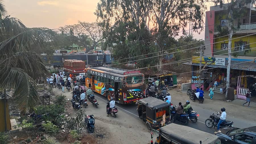 ಬಂಗಾರಪೇಟೆ ತಾಲ್ಲೂಕಿನ ಕಾಮಸಮುದ್ರ ರೈಲ್ವೆ ಗೇಟ್ ಬಳಿ ಸಾಲಾಗಿ ನಿಂತಿರುವ ವಾಹನಗಳು