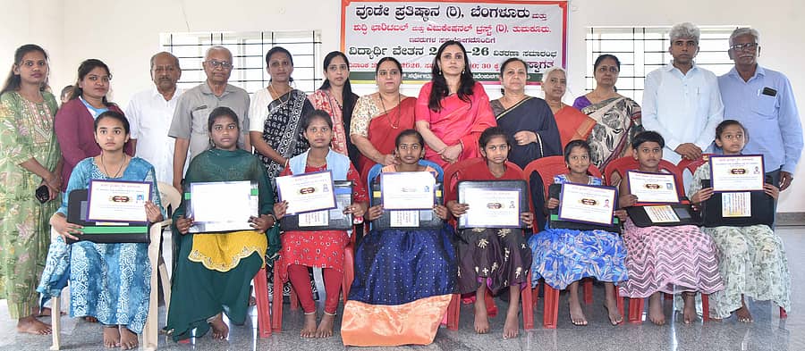 <div class="paragraphs"><p>ತುಮಕೂರಿನಲ್ಲಿ ಭಾನುವಾರ&nbsp;ವೂಡೇ ಪ್ರತಿಷ್ಠಾನ, ಶುದ್ಧಿ ಚಾರಿಟಬಲ್‌ ಮತ್ತು ಎಜುಕೇಷನ್‌ ಟ್ರಸ್ಟ್‌ ವತಿಯಿಂದ ವಿದ್ಯಾರ್ಥಿ ವೇತನ ವಿತರಿಸಲಾಯಿತು. </p></div>