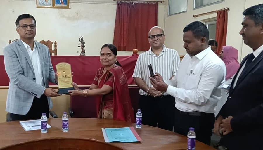 ಕಲಬುರಗಿಯ ಶೇಠ್ ಶಂಕರಲಾಲ್ ಲಾಹೋಟಿ ಕಾನೂನು ಕಾಲೇಜಿನಲ್ಲಿ ಆಯೋಜಿಸಿದ್ದ ಸಂವಾದದಲ್ಲಿ ಭಾಗವಹಿಸಿದ್ದ ನ್ಯಾ.ನಟರಾಜ್ ಅವರಿಗೆ ಕಾಲೇಜಿನ ಪ್ರಾಚಾರ್ಯೆ ಮಹೇಶ್ವರಿ ಹಿರೇಮಠ ಸ್ಮರಣಿಕೆ ನೀಡಿದರು