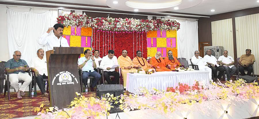 ಶಿವಮೊಗ್ಗದಲ್ಲಿ ಪಂಚಪೀಠಾಧೀಶರ ಅಡ್ಡಪಲ್ಲಕ್ಕಿ ಆಯೋಜನೆಗೆ ಭಾನುವಾರ ನಡೆದ ವೀರಶೈವ–ಲಿಂಗಾಯತ ಸಮಾಜದ ಮುಖಂಡರ ಸಭೆಯಲ್ಲಿ ಸಂಸದ ಬಿ.ವೈ.ರಾಘವೇಂದ್ರ ಮಾತನಾಡಿದರು