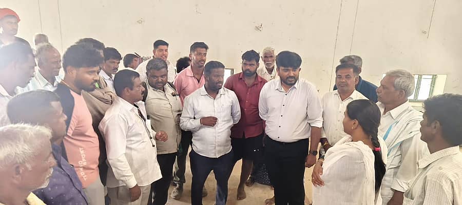 ಗೌರಿಬಿದನೂರು ಎಪಿಎಂಸಿ ಅಧಿಕಾರಿಗಳು ರೈತರಿಗೆ ವಂಚನೆ ಮಾಡುತ್ತಿದ್ದಾರೆ ಎನ್ನುವ ಆರೋಪದ ಮೇಲೆ ತಹಶೀಲ್ದಾರ್ ಅರವಿಂದ್ ಗೋದಾಮಿಗೆ ಭೇಟಿ ನೀಡಿ ಪರಿಶೀಲನೆ ನಡೆಸಿದರು