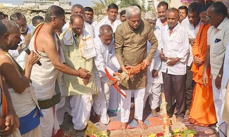 ಶಹಾಪುರ ತಾಲ್ಲೂಕಿನ ಮುಡಬೂಳ ಗ್ರಾಮದ ವೇಣುಗೋಪಾಲಸ್ವಾಮಿ ದೇವಸ್ಥಾನ ಕಟ್ಟಡಕ್ಕೆ ಭೂಮಿ ಸಚಿವ ಶರಣಬಸಪ್ಪ ದರ್ಶನಾಪುರ ಪೂಜೆ ನೆರವೇರಿಸಿದರು 