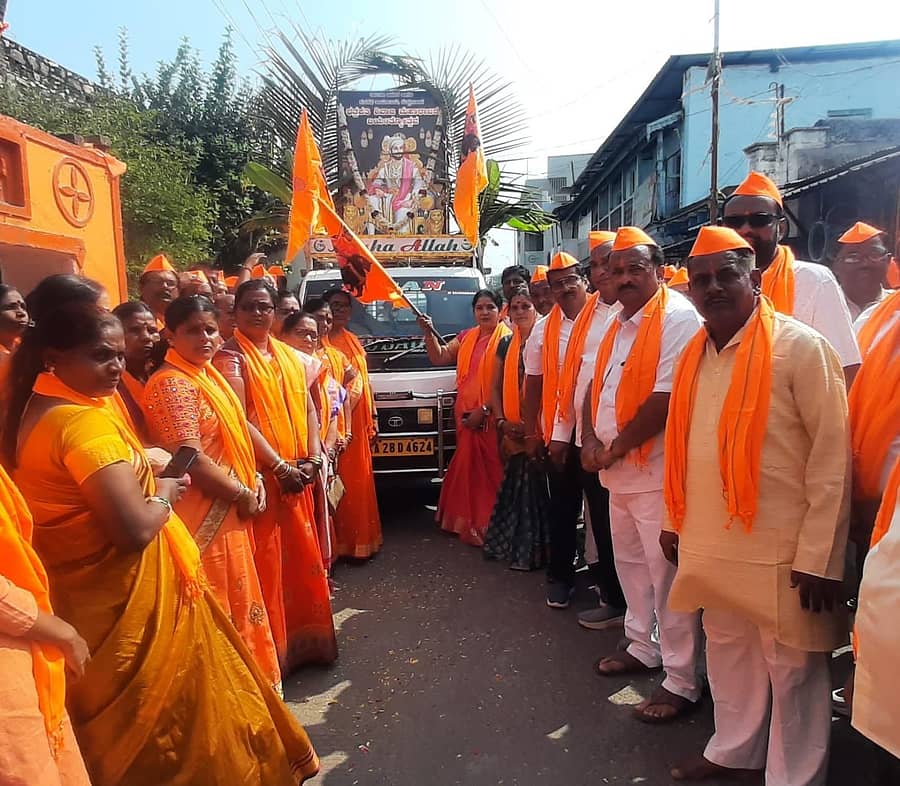 ಮುದ್ದೇಬಿಹಾಳ ತಾಲ್ಲೂಕು ಆಡಳಿತದಿಂದ ಗುರುವಾರ ಆಯೋಜಿಸಿದ್ದ ಛತ್ರಪತಿ ಶಿವಾಜಿ ಮಹಾರಾಜರ ಜಯಂತಿ ಮೆರವಣಿಗೆಗೆ ತಹಶೀಲ್ದಾರ್‌ ಕೀರ್ತಿ ಚಾಲಕ ಚಾಲನೆ ನೀಡಿದರು