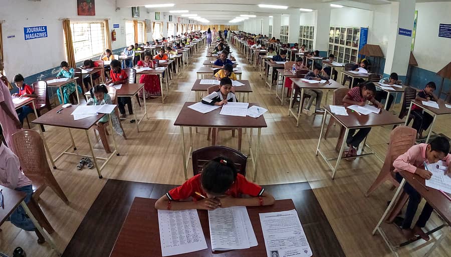 ಮೂಡುಬಿದಿರೆಯ ಆಳ್ವಾಸ್ ಕನ್ನಡ ಮಾಧ್ಯಮ ಶಾಲೆಯ ಪ್ರವೇಶಕ್ಕಾಗಿ ಭಾನುವಾರ ಪರೀಕ್ಷೆ ಬರೆದ ವಿದ್ಯಾರ್ಥಿಗಳು