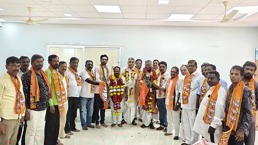 ಯಾದಗಿರಿಯಲ್ಲಿ ಭಾನುವಾರ ಬಿಜೆಪಿ ಸೇರ್ಪಡೆಯಾದ ಕಾಂಗ್ರೆಸ್‌ ಕಾರ್ಯಕರ್ತರನ್ನು ಜಿಲ್ಲಾ ಘಟಕದ ಅಧ್ಯಕ್ಷ ಬಸವರಾಜ ವಿಭೂತಿಹಳ್ಳಿ, ರಾಜ್ಯ ಕಾರ್ಯಕಾರಣಿ ಸದಸ್ಯ ಮಹೇಶರೆಡ್ಡಿ ಮುದ್ನಾಳ ಬರಮಾಡಿಕೊಂಡರು 