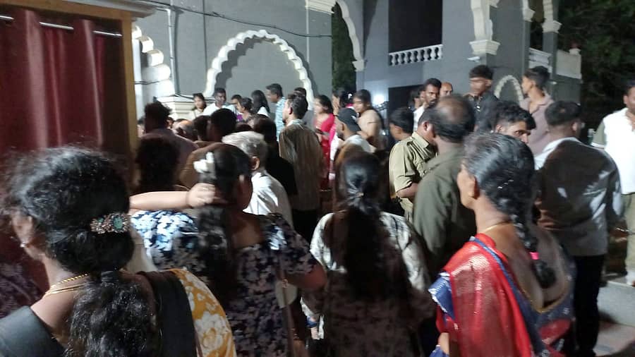 ಶ್ರೀರಂಗಪಟ್ಟಣ ತಾಲ್ಲೂಕಿನ ಕೆಆರ್ಎಸ್ ಬೃಂದಾವನದಲ್ಲಿ ‘ಸಂಗೀತ ನೃತ್ಯ ಕಾರಂಜಿ’ ಭಾನುವಾರ ಸಂಜೆ ಆರಂಭಗೊಳ್ಳದ ಕಾರಣ ಪ್ರವಾಸಿಗರು ಪ್ರವೇಶ ಶುಲ್ಕ ವಾಪಸ್ ಕೊಡುವಂತೆ ಟಿಕೆಟ್ ಕೌಂಟರ್ ಬಳಿ ಜಮಾಯಿಸಿದ್ದರು