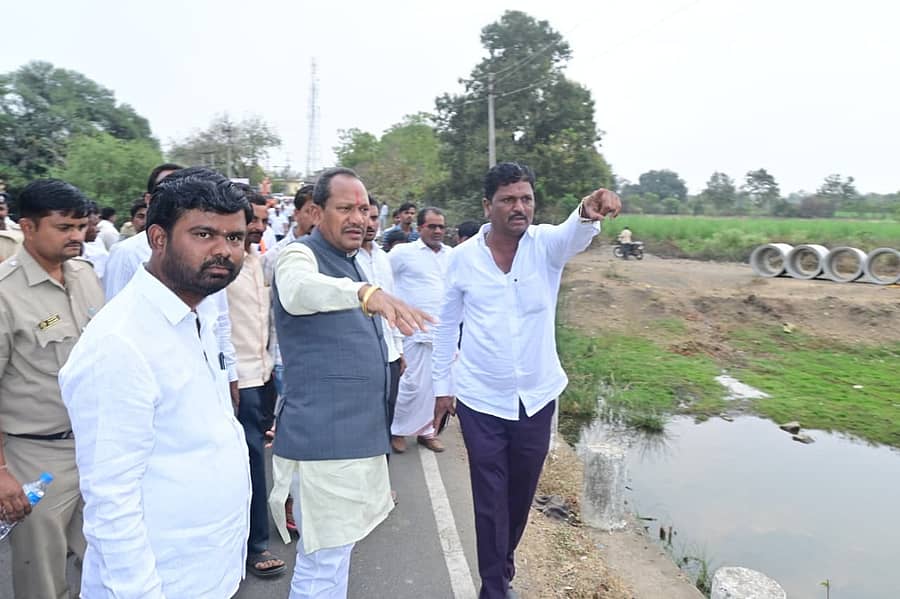 ಔರಾದ್ ತಾಲ್ಲೂಕಿನ ಯನಗುಂದಾ ಸೇತುವೆಗೆ ಶಾಸಕ ಪ್ರಭು ಚವಾಣ್ ಭೇಟಿ ನೀಡಿ ರಿಪೇರಿ ಕಾಮಗಾರಿಗೆ ಚಾಲನೆ ನೀಡಿದರು