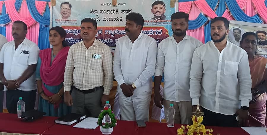 ಹಾಸನ ತಾಲ್ಲೂಕಿನ ನಿಟ್ಟೂರು ಗ್ರಾಮ ಪಂಚಾಯಿತಿಯಲ್ಲಿ ಅಧ್ಯಕ್ಷ ಬನವಾಸೆ ರಂಗಸ್ವಾಮಿ ಅಧ್ಯಕ್ಷತೆಯಲ್ಲಿ ತಾಲ್ಲೂಕು ಗ್ಯಾರಂಟಿ ಅನುಷ್ಠಾನ ಸಮಿತಿ ಸಭೆ ನಡೆಯಿತು.